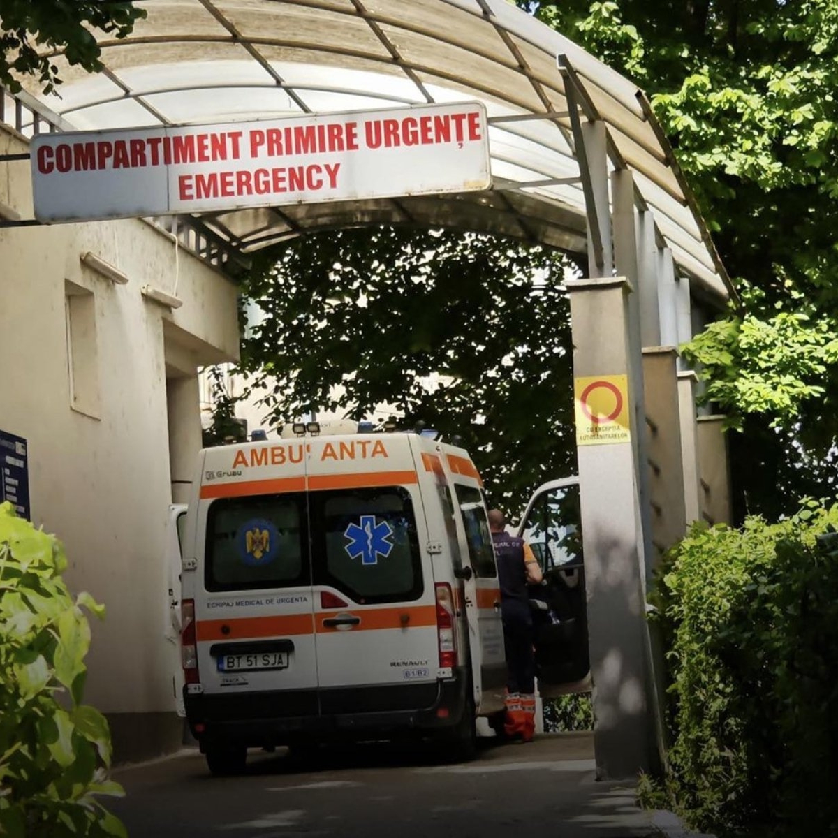 La un pas de tragedie! Un copil de 7 ani din Botoșani a fost găsit inconștient după ce a înghițit un capac de cariocă