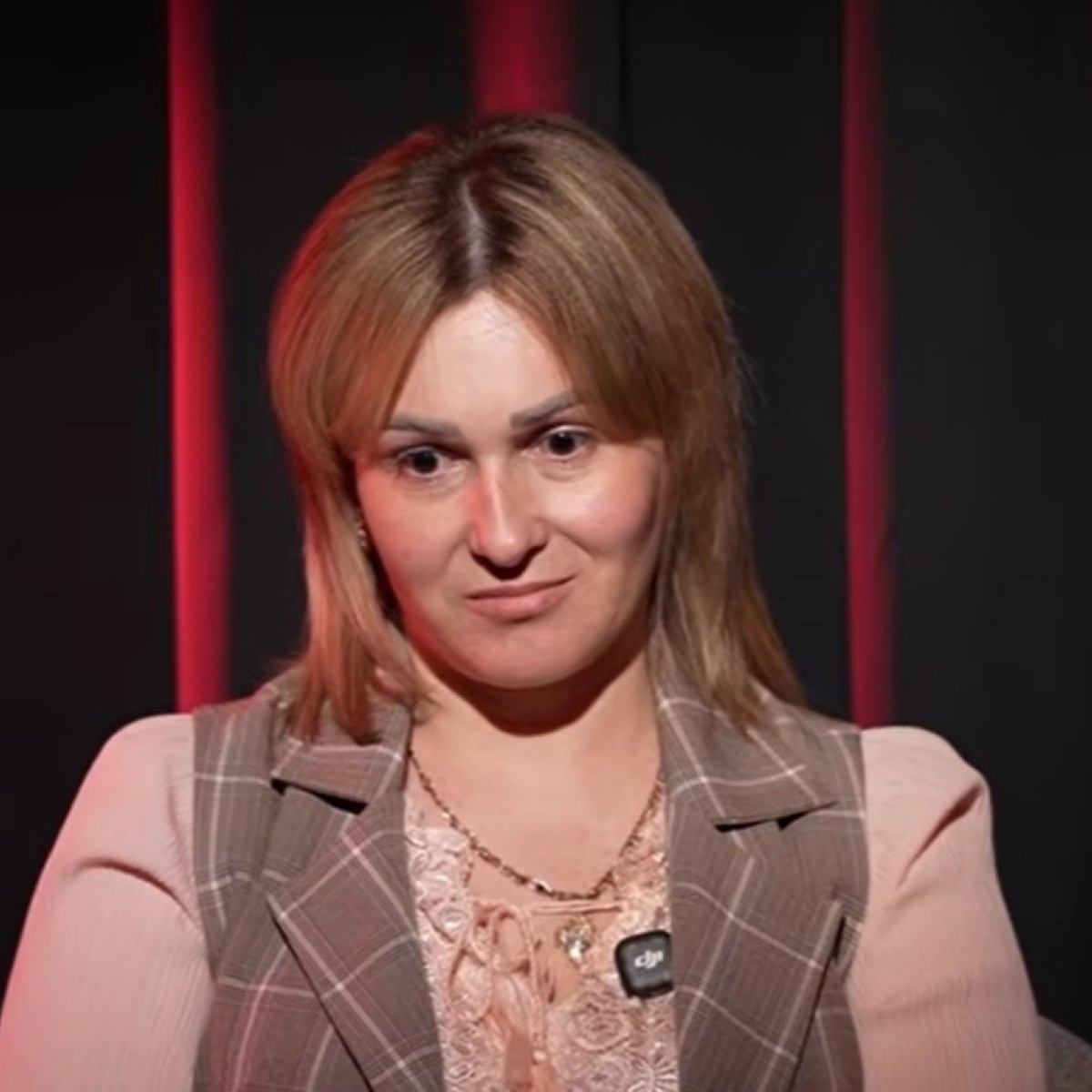 „Eram însărcinată în 2 luni, la 16 ani, când el a luat toporul... Mi-am crescut singură copilul acasă în timp ce soțul se distra cu amanta prin cluburi de noapte"