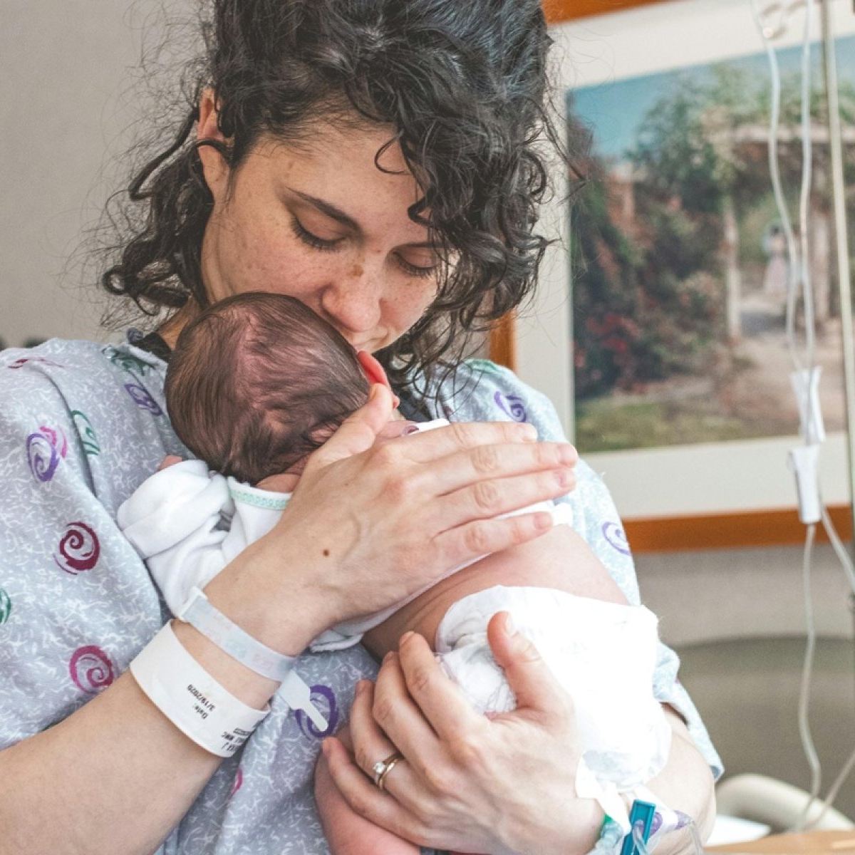Depresia postpartum poate avea chipul unei mame care pare că zâmbește în fiecare zi. O tânără mamă și-a pus capăt zilelor la câteva luni după naștere