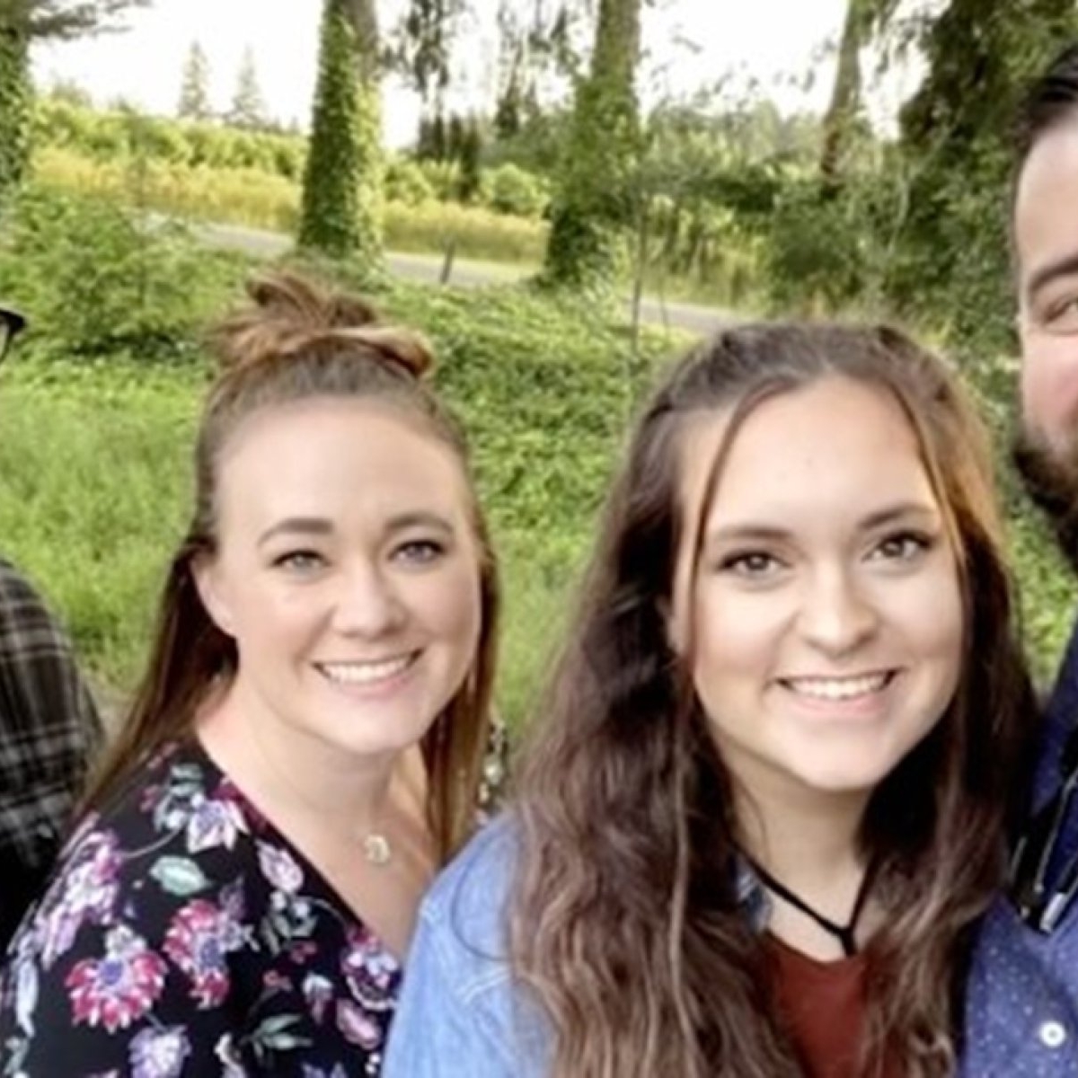 Cine este tatăl? Familia poliamoroasă care a stârnit controverse în online după ce au a afirmat că nu știu cine este tatăl biologic al copilului cel mic