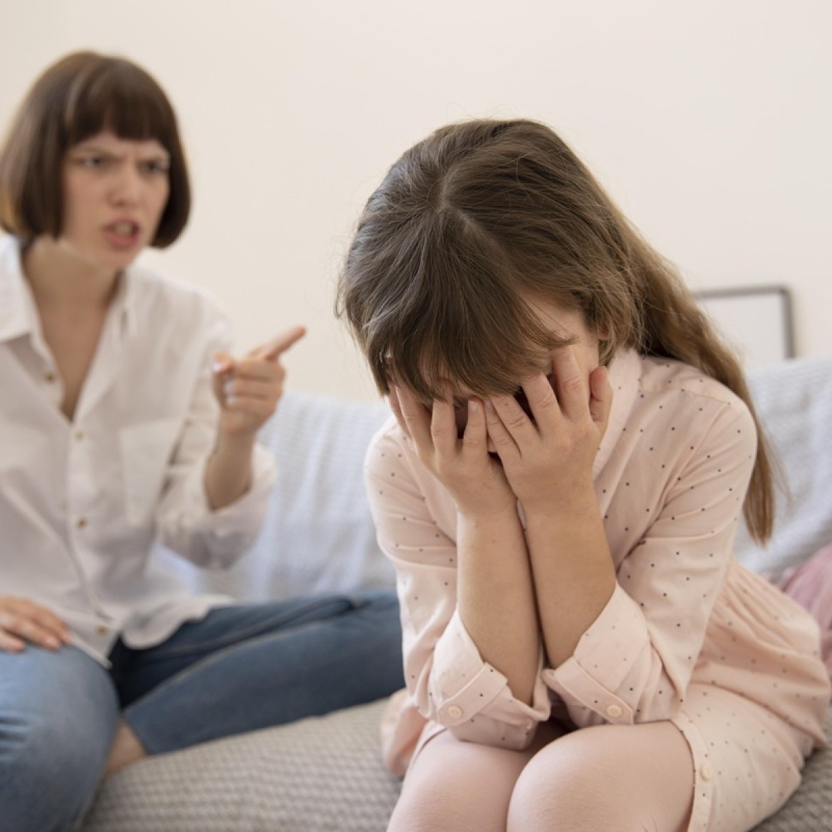 Specialiștii avertizează: fraza pe care mulți părinți o spun zilnic poate afecta stima de sine a copilului