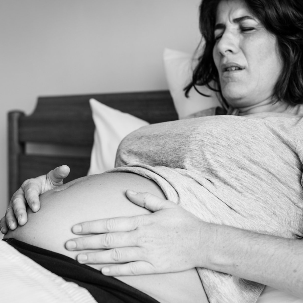 Burta s-a întărit brusc în sarcină? Ce spun medicii despre contracțiile false
