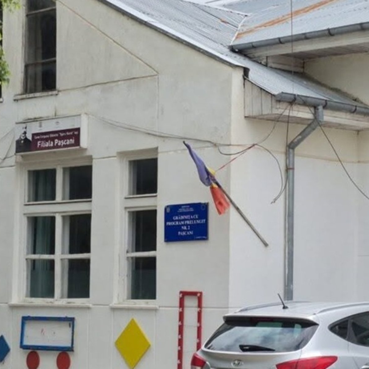 „Vierme, handicapat, turbat”. Tatăl unui băiețel de 4 ani din Pașcani a înregistrat-o pe educatoarea fiului cu un microfon ascuns în ghiozdan