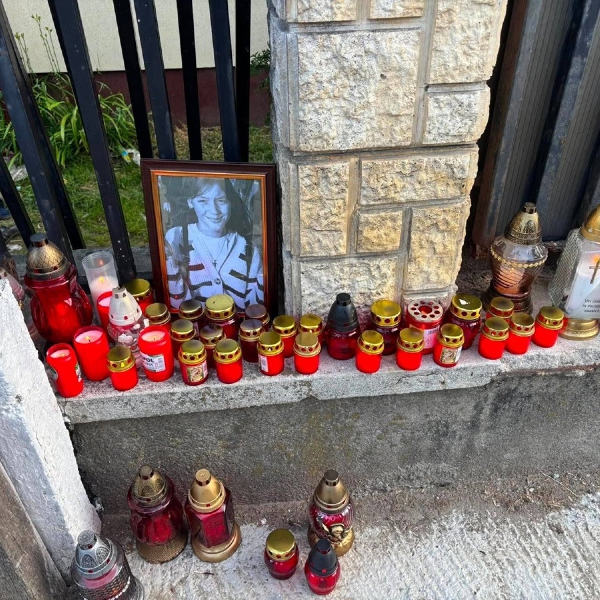 O copilă de 12 ani din Bistrița Năsăud a murit după ce a fost lovită de o mașină pe trotuar