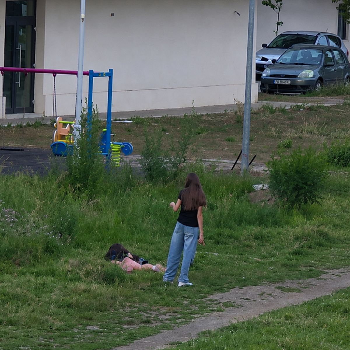 O adolescentă din Florești este abandonată de prietenele ei în timp ce se prăbușește la pământ. „Vă rog, ajutați-mă"