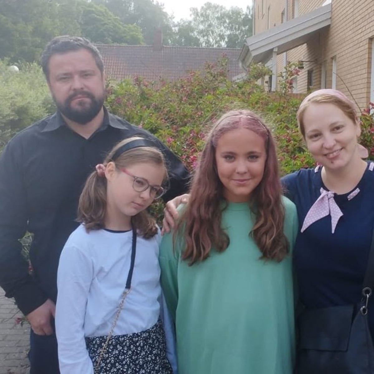 Drama familiei Samson. Autoritățile suedeze le-au luat doi dintre cei cinci copii pe motiv că le-ar fi abuzat. Părinții nu mai știu nimic de fiicele lor