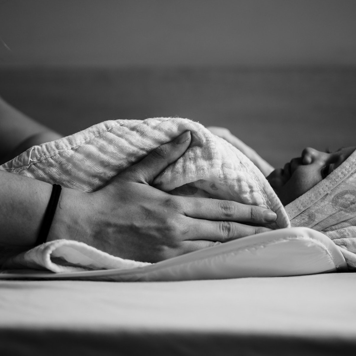 Caz cutremurător în Vrancea. Un bebeluș de numai 4 luni ar fi fost bătut și strangulat de propria mamă, sub privirile concubinului femeii, militar de profesie