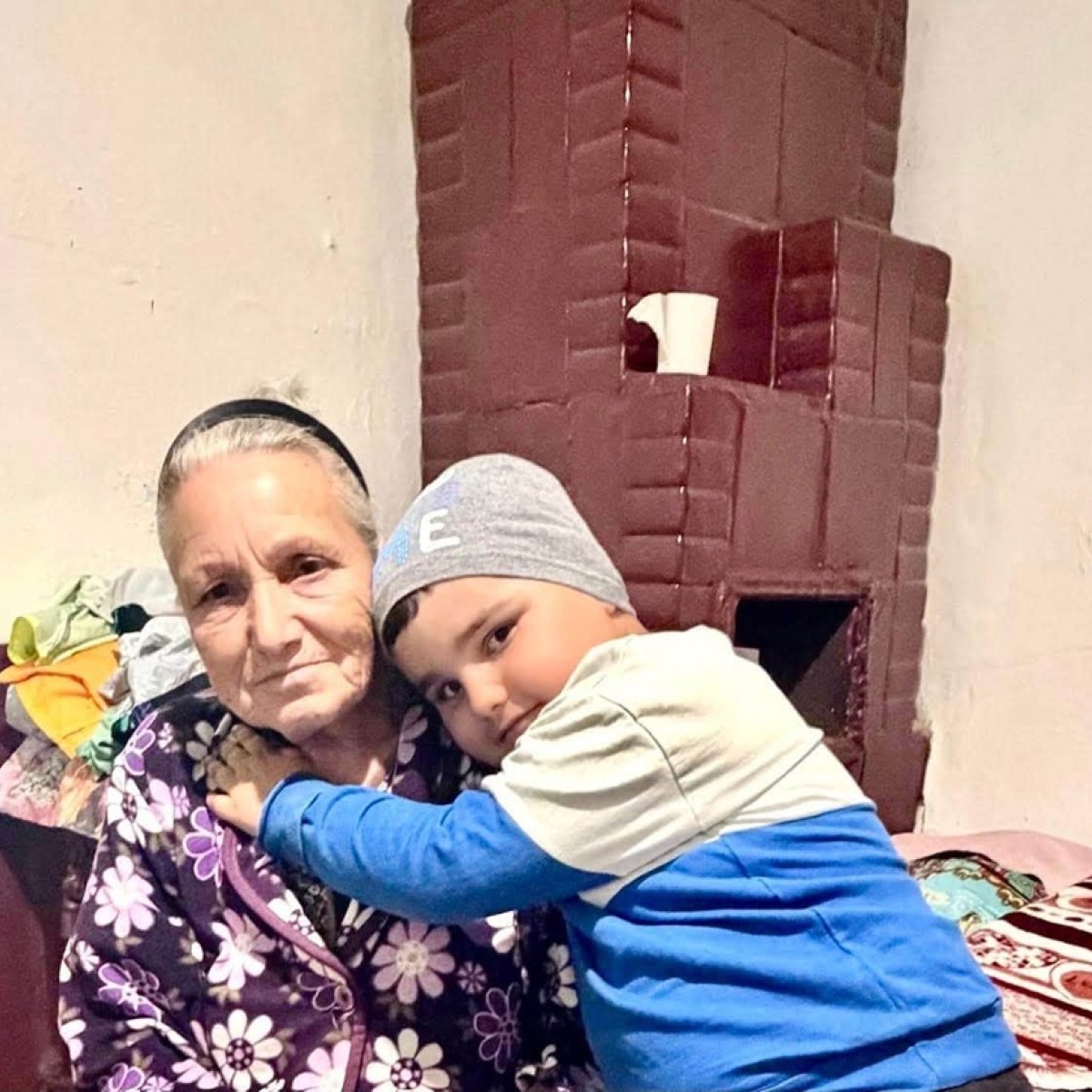 Străbunica Maria trăiește din mila vecinilor și își crește singură strănepotul de 5 ani. Și-a pierdut soțul și fiica în 2 incendii teribile