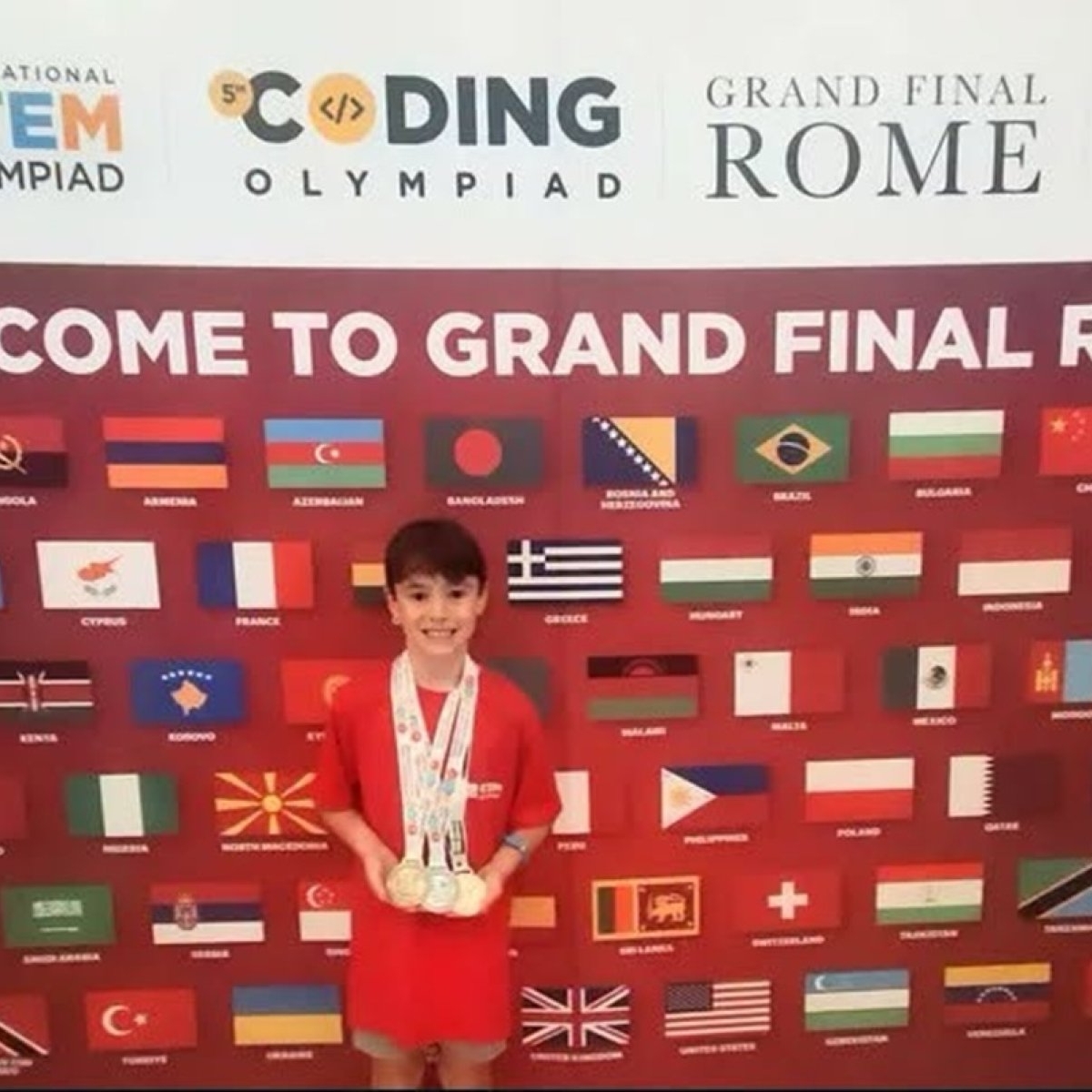 El este Alex, copilul de 9 ani care face România mândră peste hotare! La numai 9 ani a câștigat trei medalii la Olimpiada Internaţională STEM din Roma