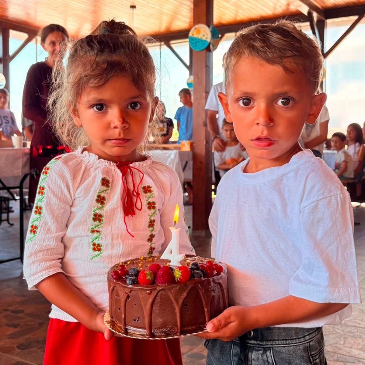 Ei sunt Ilie și Ilinca, „copiii ce n-ar fi trebuit să existe", care au mâncât tort și înghețată pentru prima dată la 4 ani. Ce poveste dureroasă de viață au micuții