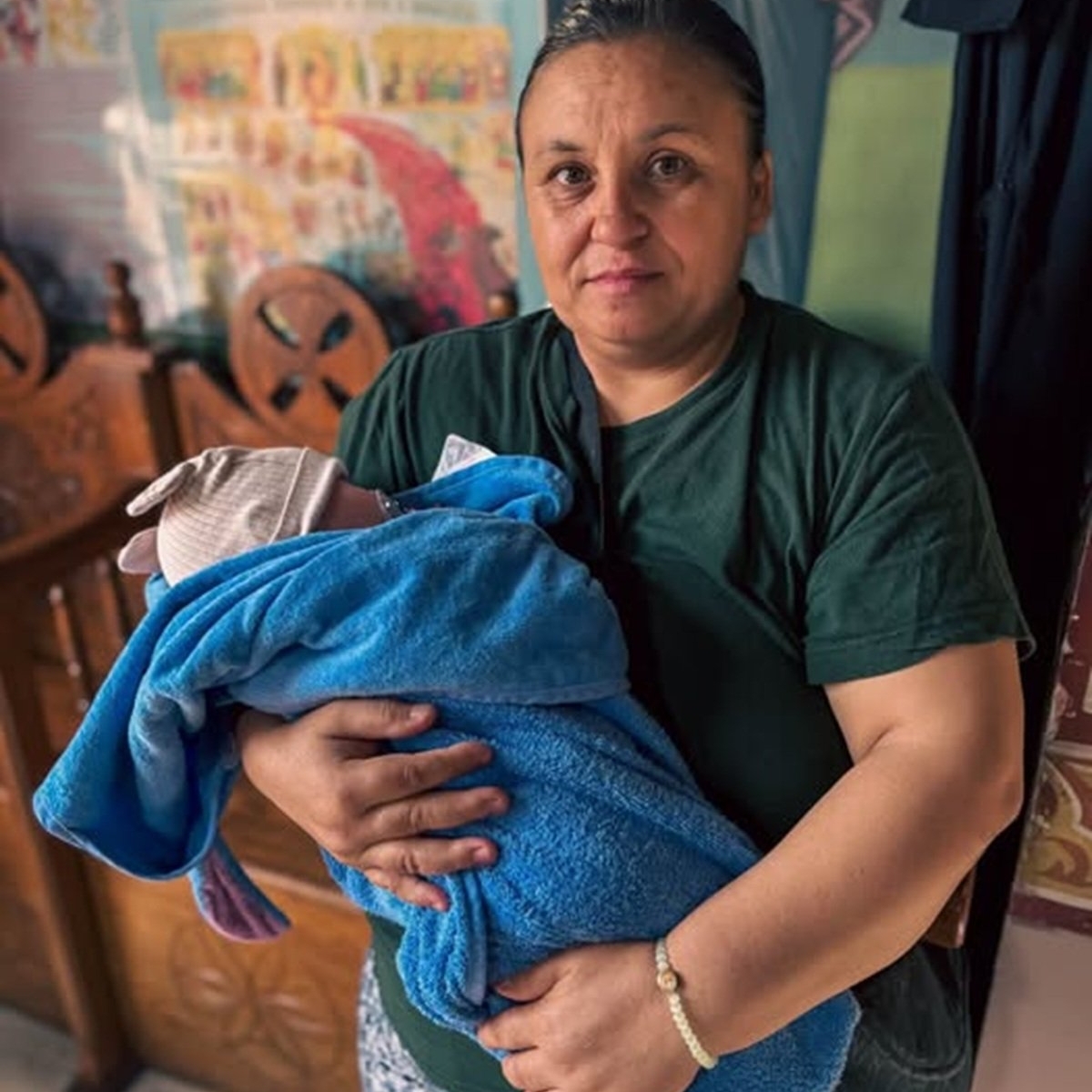 Ionela a devenit mamă la 40 de ani și a fost aspru judecată. „O mamă eroină, o femeie care poartă în brațe și în suflet patru îngerași de copii"