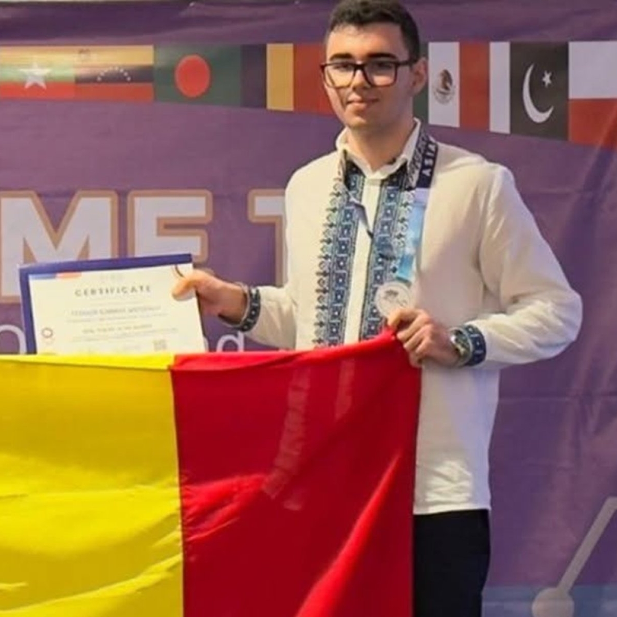 Teodor, un tânăr de numai 17 ani, olimpic internațional la chimie, a ajuns să fie premiat la Harvard. „A fost aplaudat, în mod special, la scenă deschisă și a primit o medalie de argint"