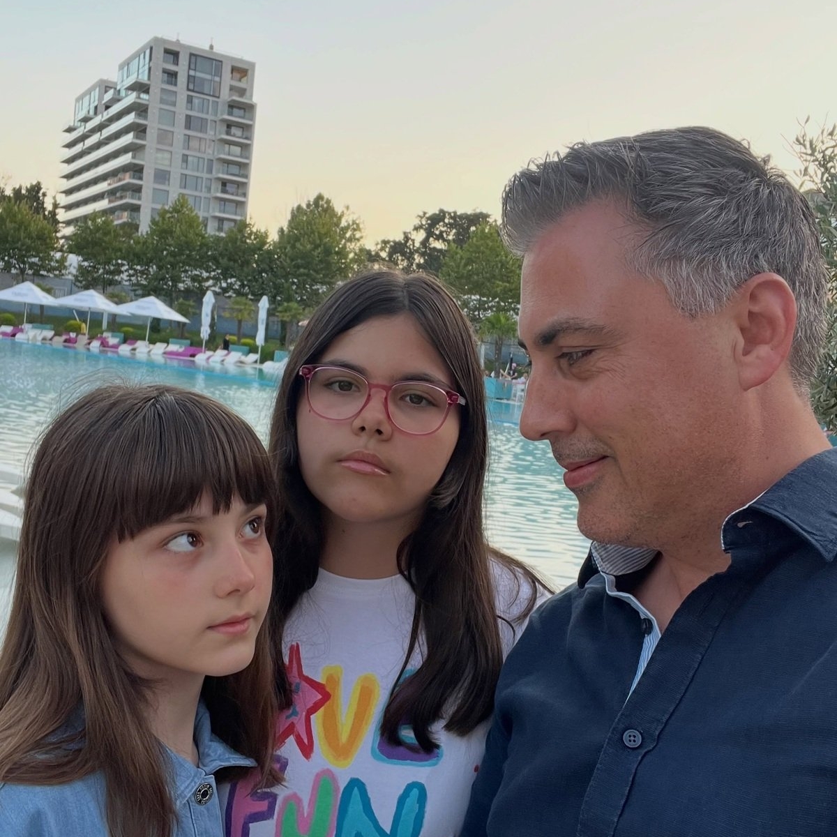 Reacția lui Alexandru Ciucu după ce fanii au sesizat că fetițele lui nu zâmbesc în pozele cu el. „Prietenii știu de ce"
