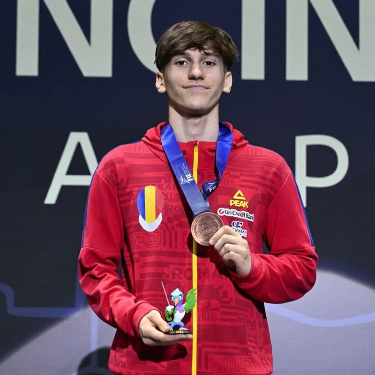 Matei are numai 17 ani dar a devenit campion la scrimă! A câștigat până acum 32 de medalii, dintre care 19 de aur