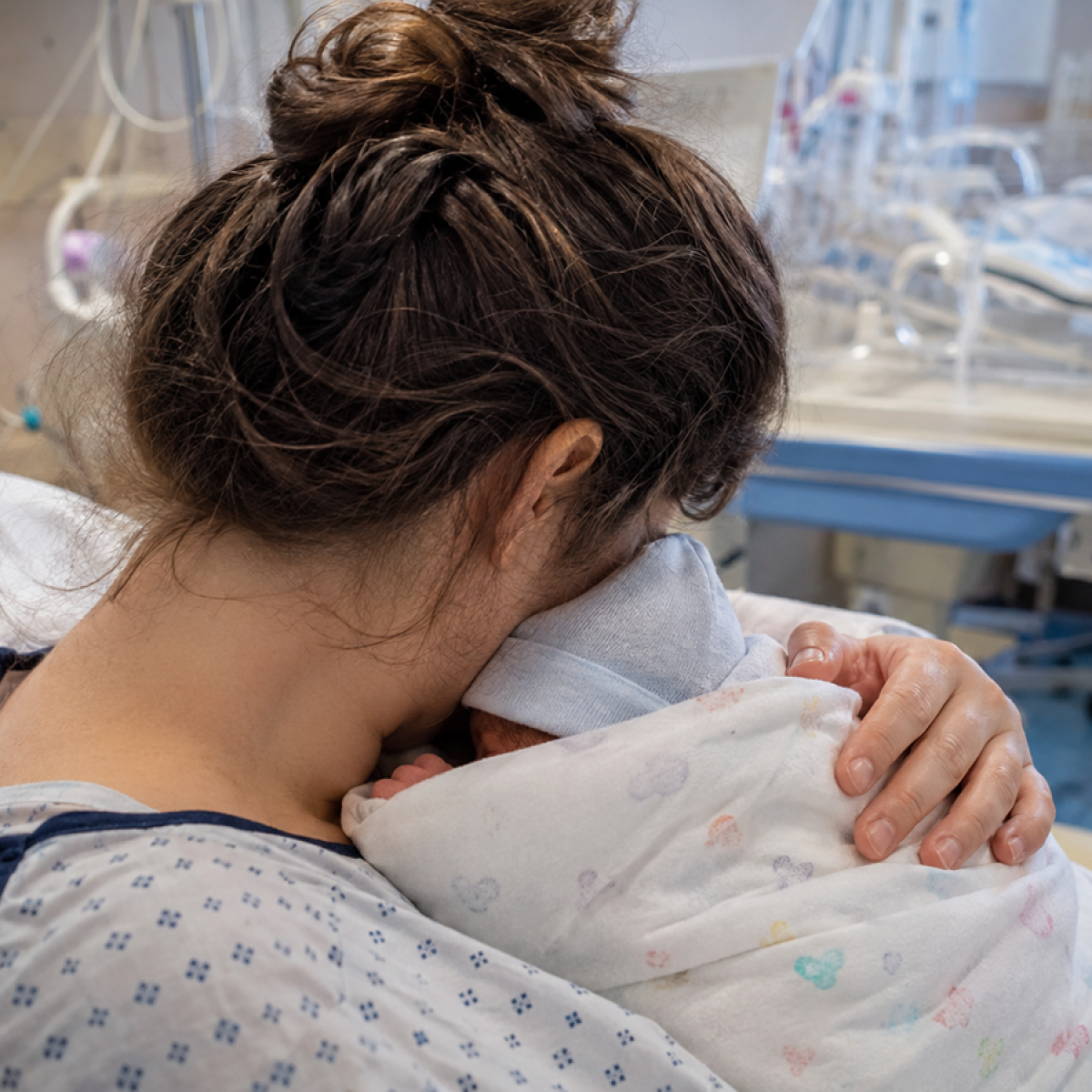 Video emoționant al zilei! Reîntălnirea emoționantă dintre un bebeluș prematur și mama lui, după 3 săptămâni de spitalizare
