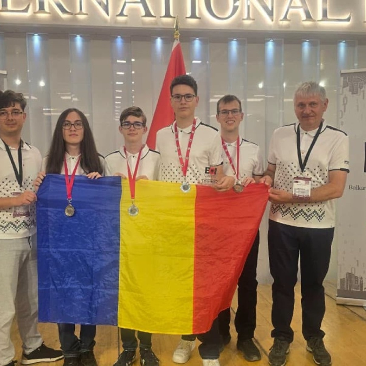 Elevii români fac din nou performanță peste hotare! Au adus acasă patru medalii la Olimpiada Balcanică de Informatică 2026