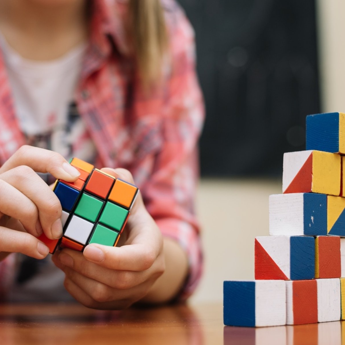 Record mondial la 6 ani! O fetiță a rezolvat cubul Rubik în numai 4 secunde