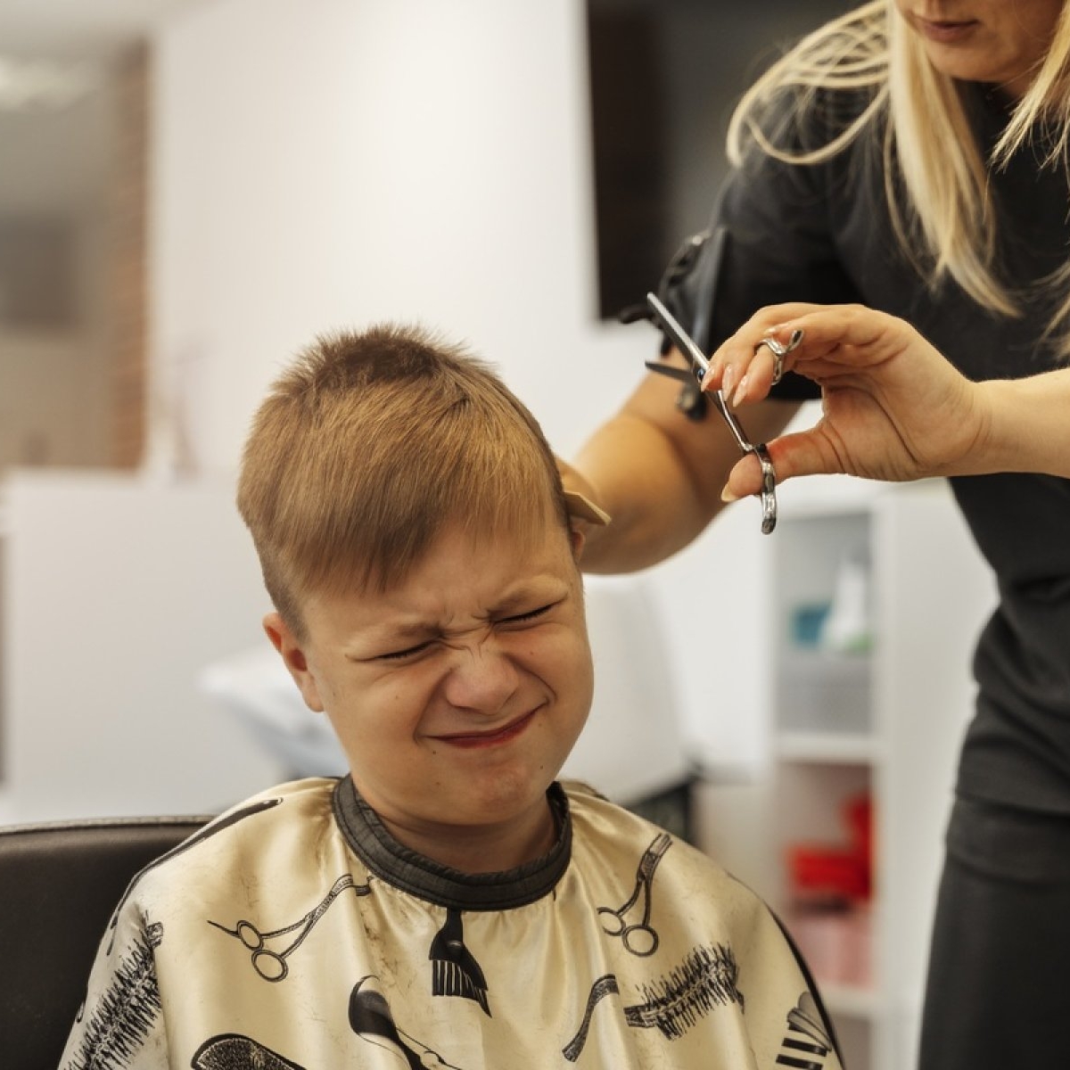 „Țipa, plângea și nu suporta să-i atingem părul”. De ce tunsul poate fi atât de greu pentru un copil cu autism