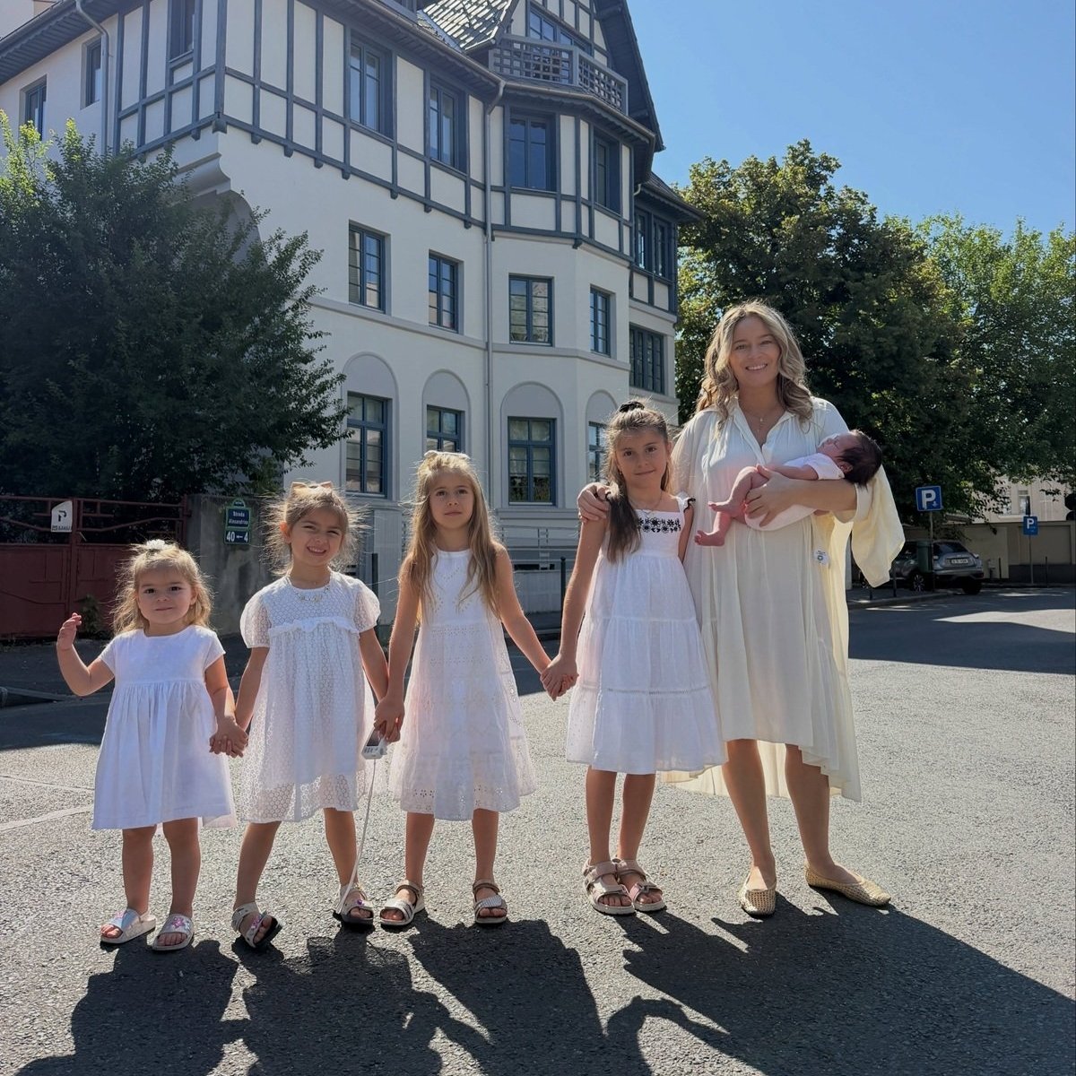 Mama e tot mama! Laura Cosoi își alăptează fiica cea mică la Gala „Nu există nu se poate". „Am venit cu Nina pentru că alăptez"