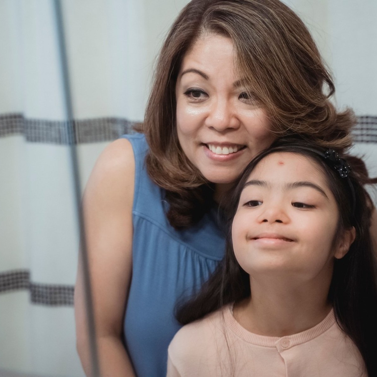 „Mami, sunt urâtă!” De ce tot mai multe fete ajung să fie nemulțumite de felul în care arată încă din preadolescență și cum gestionăm noi situația