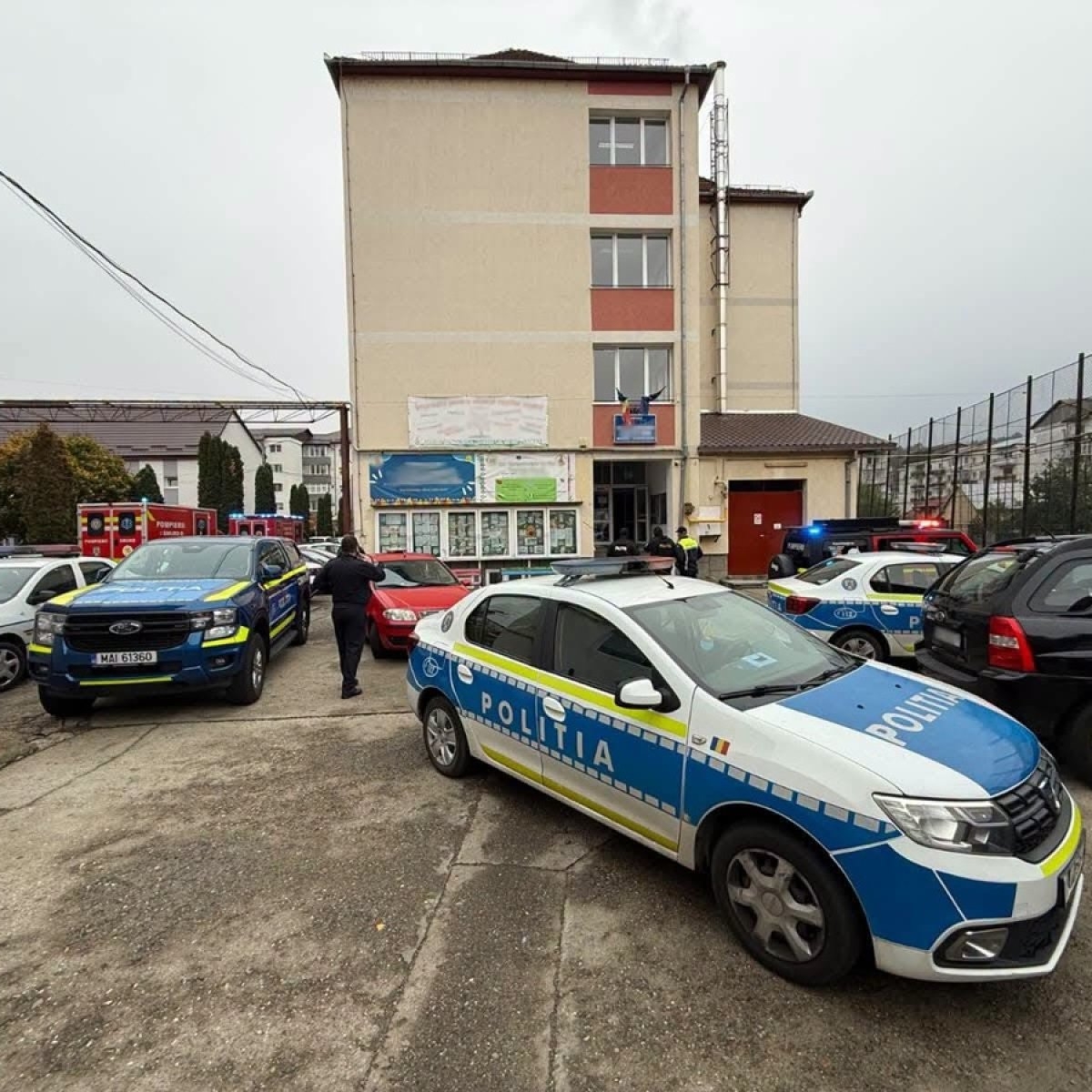 Scene șocante la o școală din Bistrița. Un elev de clasa a 7-a ar fi înjunghiat o profesoară în zona capului