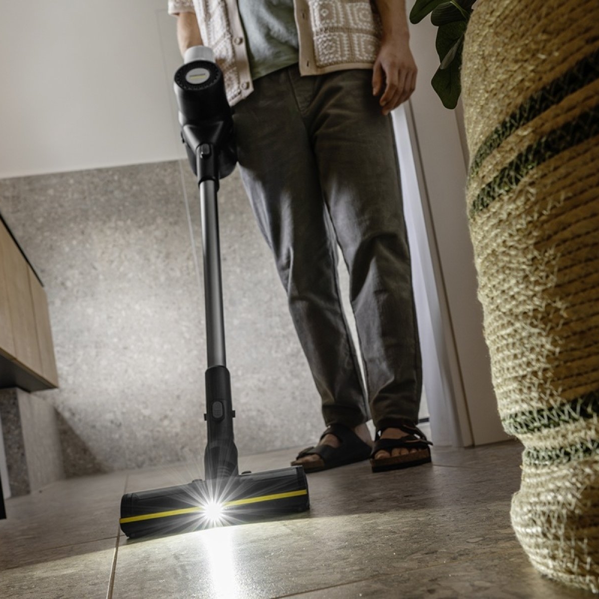 Aspiratorul vertical Kärcher VCS 5-28 Infinity Complete, ideal pentru casele cu copii