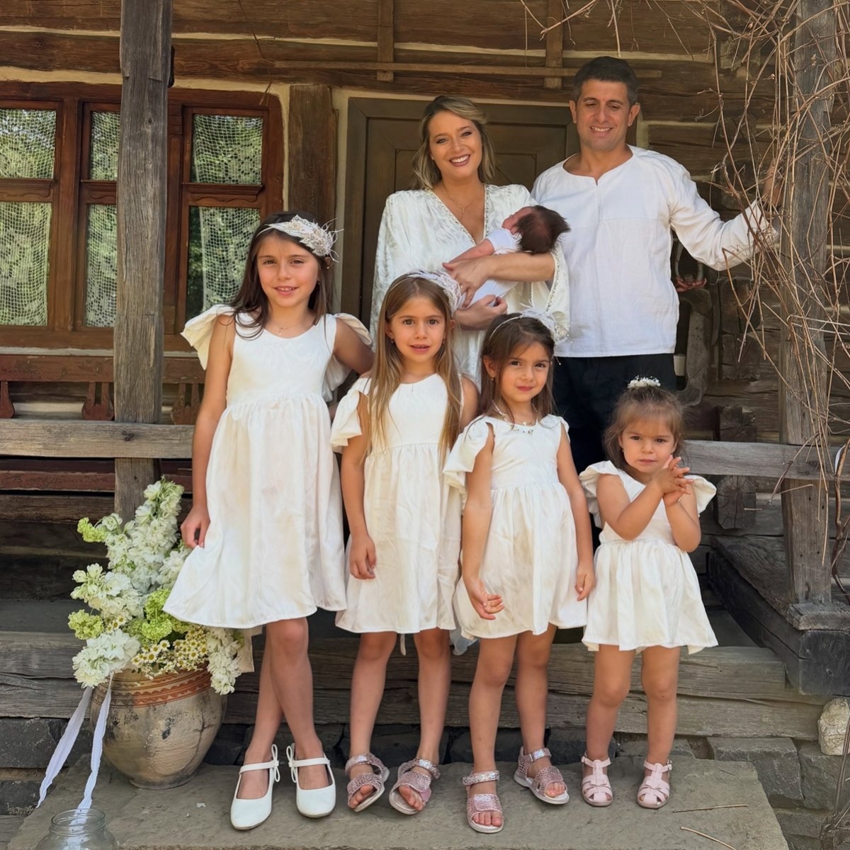 Laura Cosoi a vorbit deschis despre provocările vieții de familie cu cinci copii de vârste apropiate. „Nu pot împărți fiecare zi în cinci porții identice"