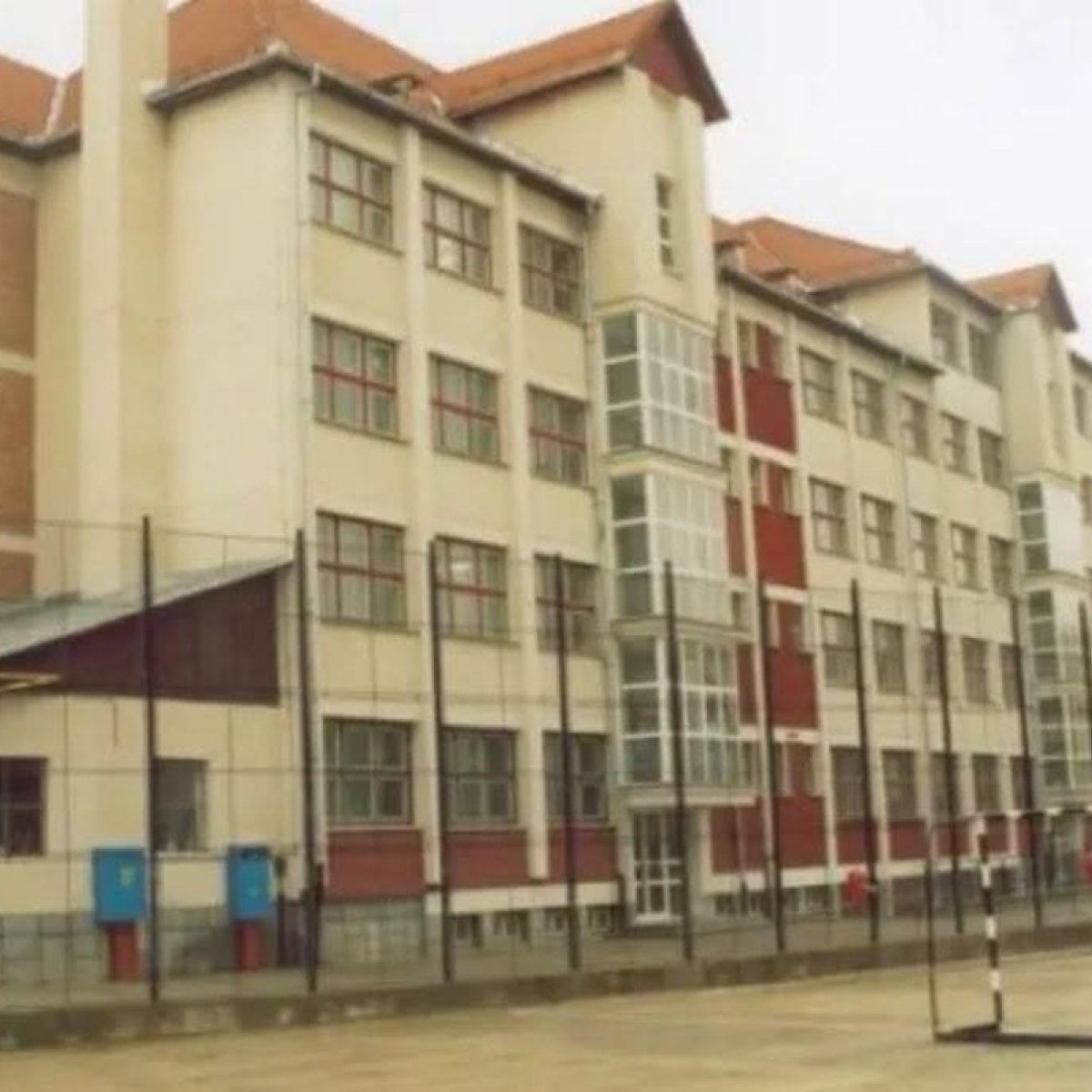 Părinții de la școala din Bistrița, unde elevul de 13 ani a atacat o profesoară, sunt revoltați. „Nu suntem de acord să se întoarcă în instituția noastră”