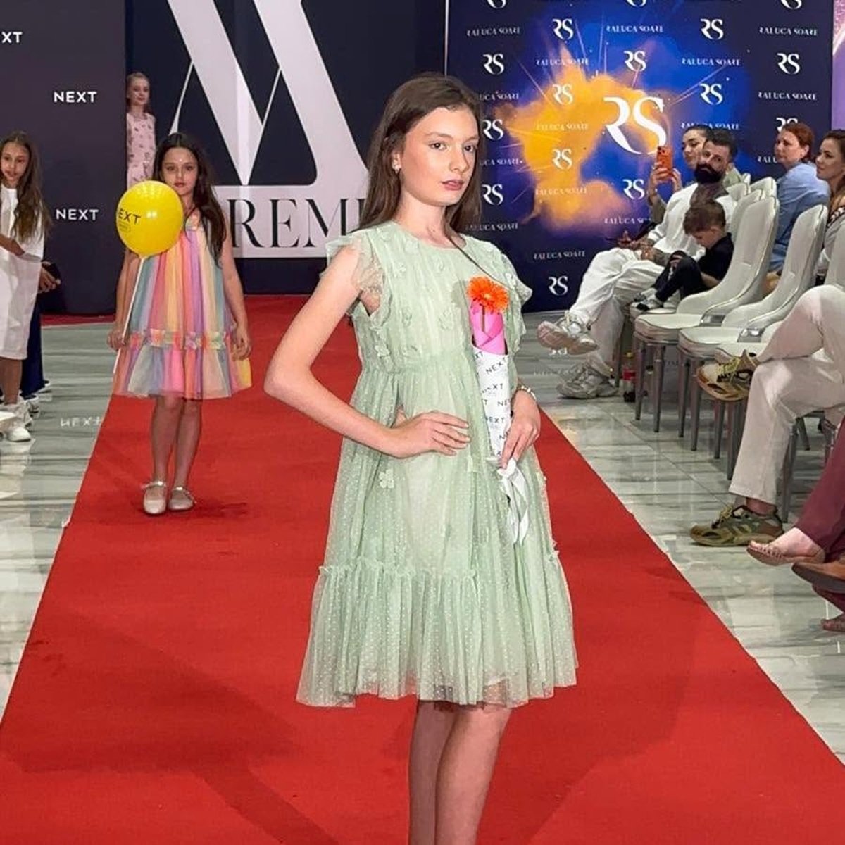 Ilinca are numai 12 ani dar este deja vedetă pe podiumul de modă! A câștigat titlul de „The Best Model of Europe“