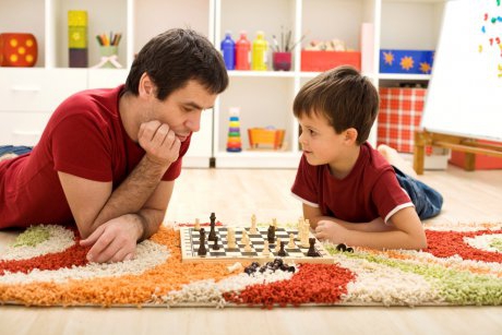 Cum ne jucam inteligent cu copilul? 10 activitati pentru copii si parinti