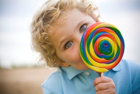 Top 10 alimente neprietenoase cu dintii copiilor
