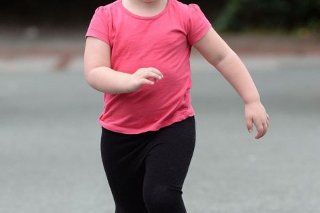 O fetita de doi ani a mers singura aproape un kilometru de la cresa pana acasa