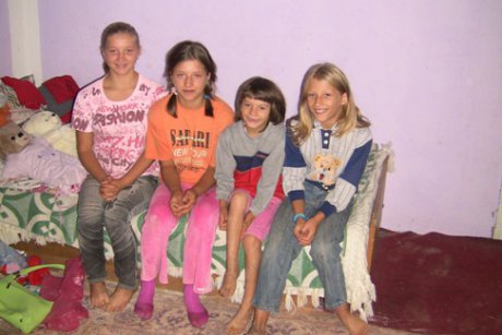 Ajuta 4 fetite orfane de ambii parinti sa aiba o locuinta si lemne de foc pentru iarna