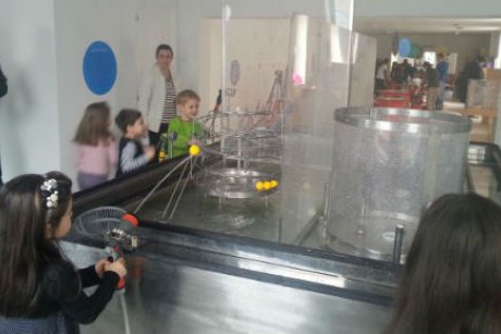 Reportaj Qbebe: Oraselul Cunoasterii, primul muzeu unde copiii fac experimente alaturi de parinti