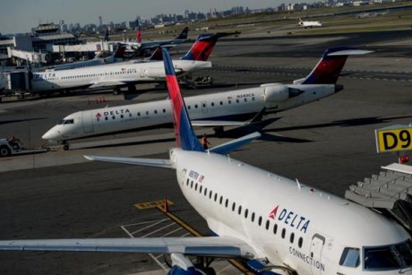 O companie aviatica americana interzice alaptarea la bord, si starneste furia mamelor