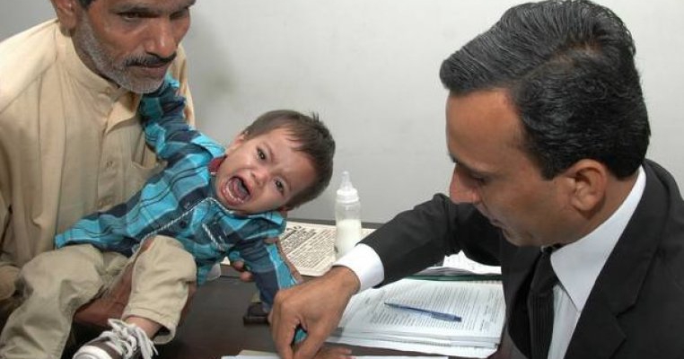 Bebelus in varsta de 9 luni, acuzat de crima in Pakistan