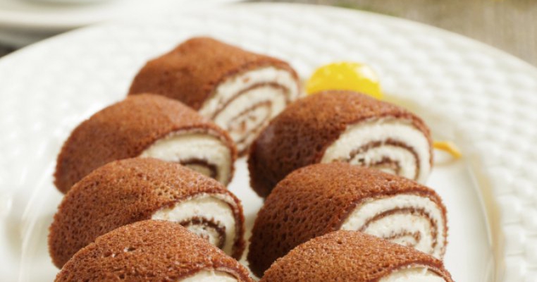 Clatite cu cacao umplute cu crema de mascarpone