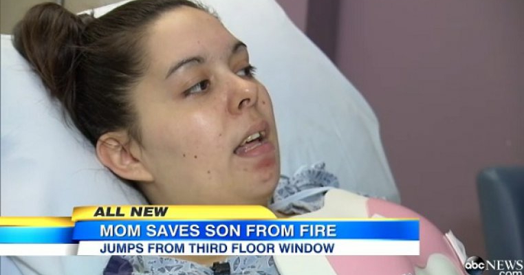 Mama-eroina: A sarit de la etajul 3 cu copilul in brate pentru a-l salva de incendiu