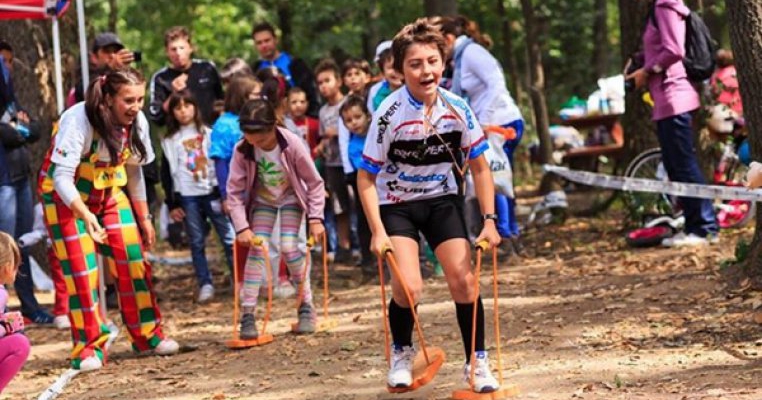 Pedalez, ma distrez si donez