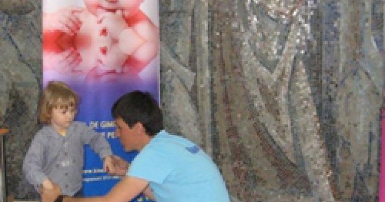 KinetoBebe impreuna cu Caravana Pretuieste Viata in TURUL COPIILOR SANATOSI in SIBIU si BRASOV 