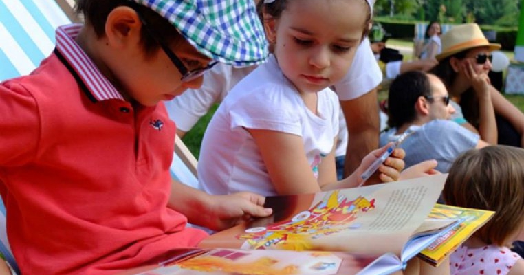 Duminica avem program: Citim in iarba, in Herastrau