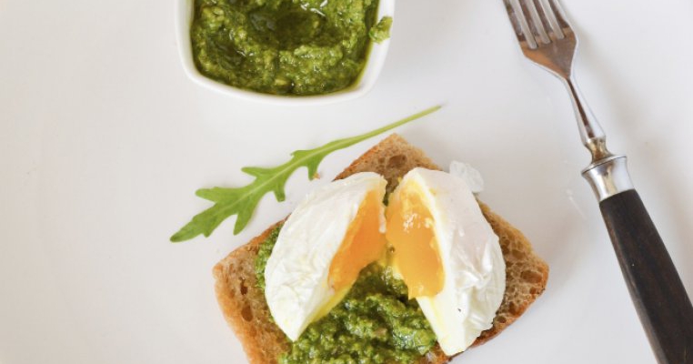 Sandvis cu ou si pesto