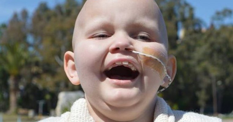 O fetita diagnosticata cu o forma rara de cancer a invins boala 