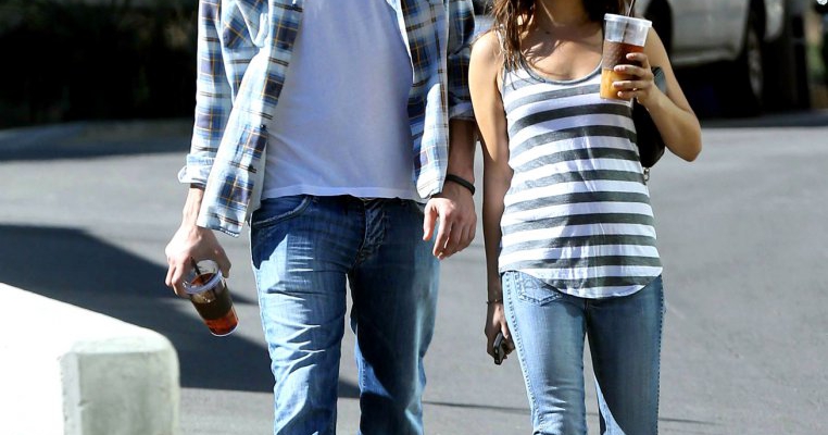 Un mesaj dur de la Mila Kunis catre Ashton Kutcher despre sarcina ei