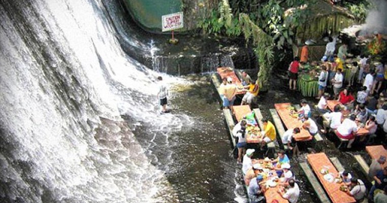 Restaurantul din Filipine, unde mananci udat de o cascada