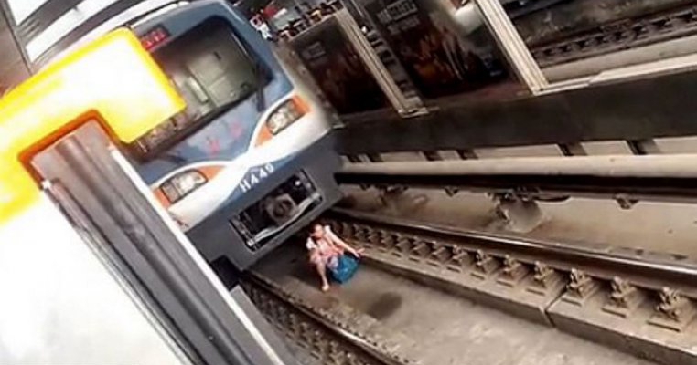 O femeie insarcinata cade pe sinele de metrou si supravietuieste printr-un miracol