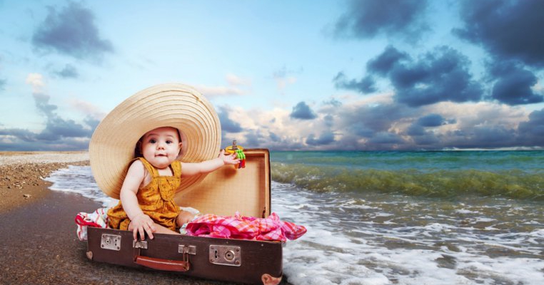4 produse pe care trebuie sa le ai cand pleci cu bebe in vacanta