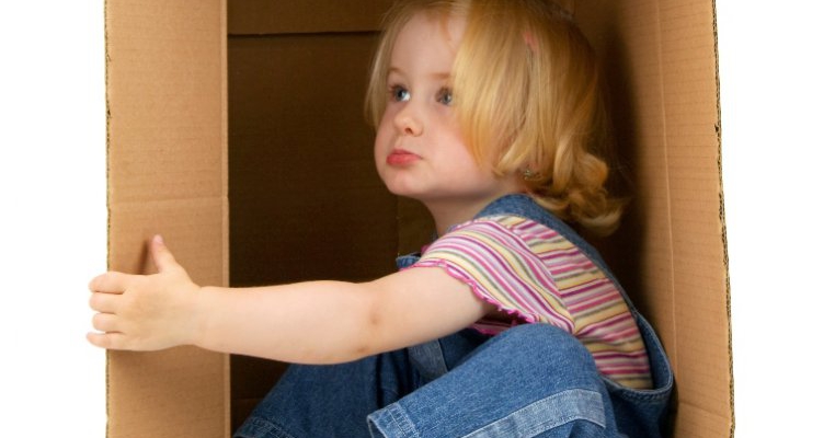 10 idei de jocuri pentru copii folosind o cutie de carton