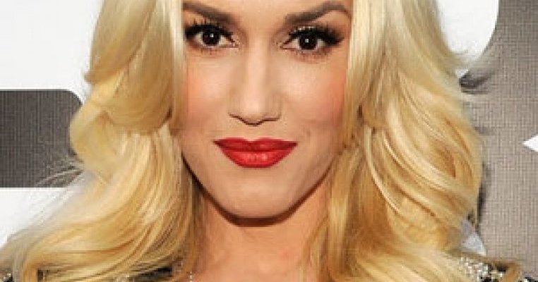 Cum isi alapteaza Gwen Stefani copilul in public!