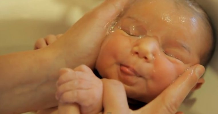 Baita bebelusului: metoda Thalasso, infricosatoare sau extraordinara?